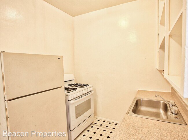 Building Photo - 3267 Hollis St