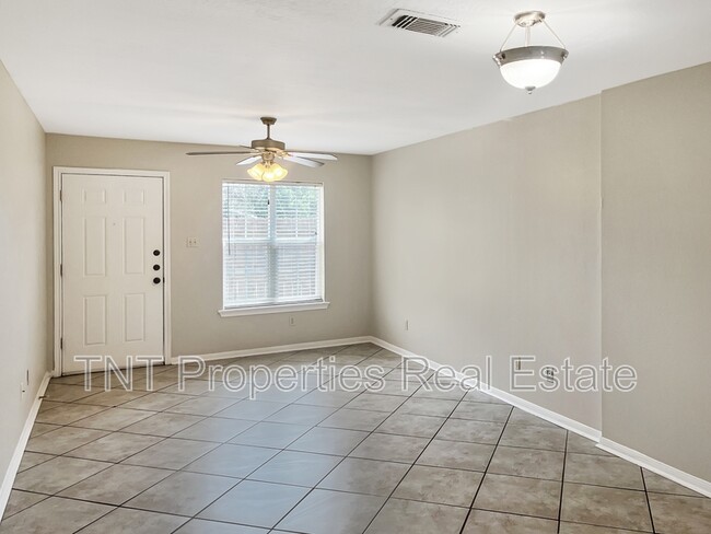 Foto del edificio - 1811 Woodsman Dr