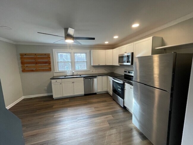 Building Photo - 1003 W B St