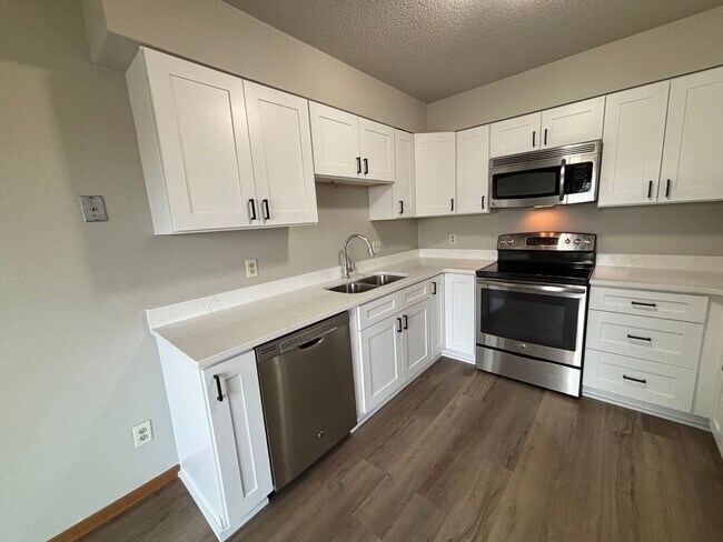 Foto del edificio - Quiet Neighborhood Gem: Updated 3BR Townhome with Garage & Yard