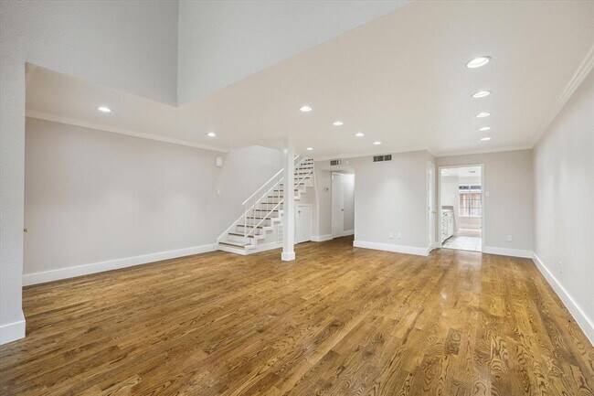 Building Photo - 8978 Chatsworth Dr