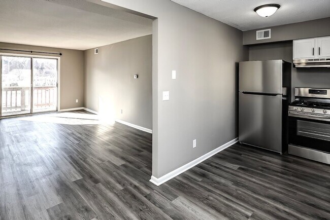 Building Photo - Spacious 1-Bed and 1-Bath Apartment in Bel...