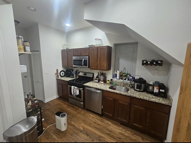 Building Photo - 1644 N Hermitage Ave