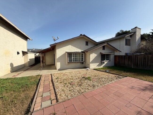 Foto del edificio - 3 Bedroom, 2 Bath Home with large yard and courtyard near Lake Cunningham Park...available now!