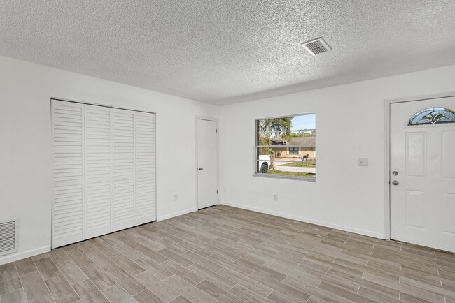 Building Photo - Spacious Upgraded 2-Bedroom Home with Modern Kitchenin Volusia County – Edgewater, FL