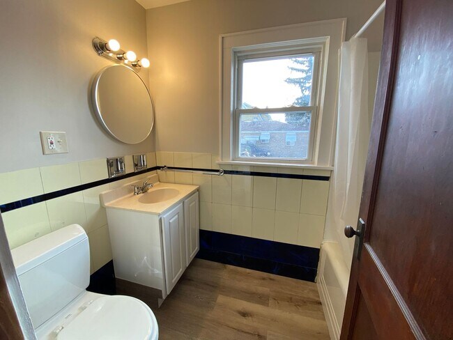 Foto del edificio - Rare 5-Bedroom Find!! Main-Floor Bed/Bath + Finished Attic Suite