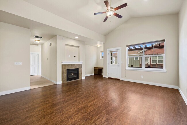 Foto del edificio - 5851 Dripping Rock Ln