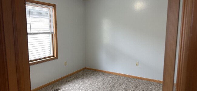 Building Photo - 997 Spring Crossing Dr