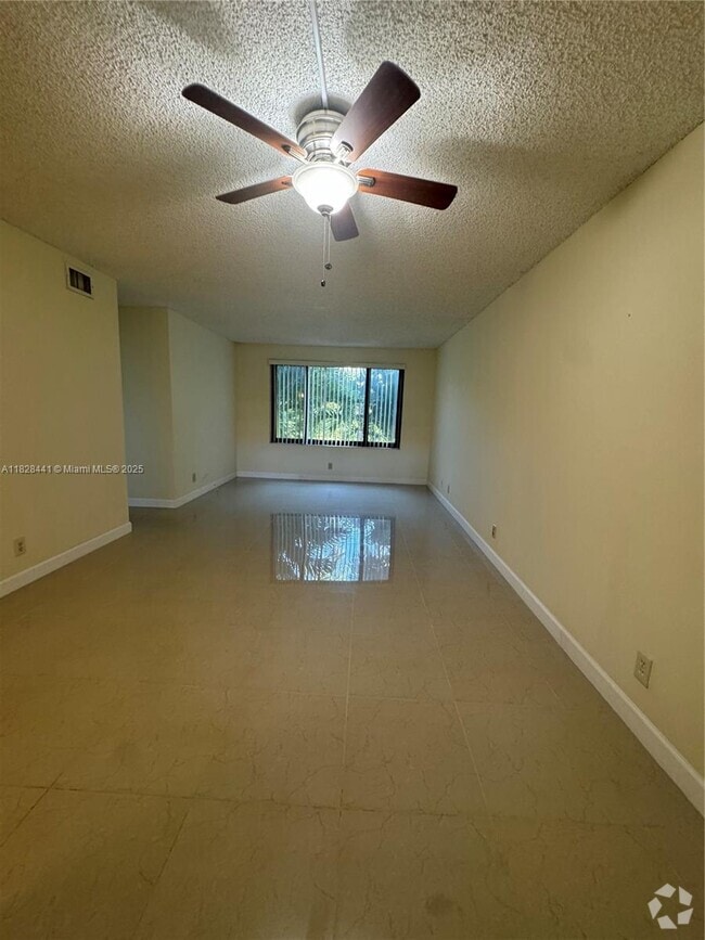 Building Photo - 11441 NW 39th Ct