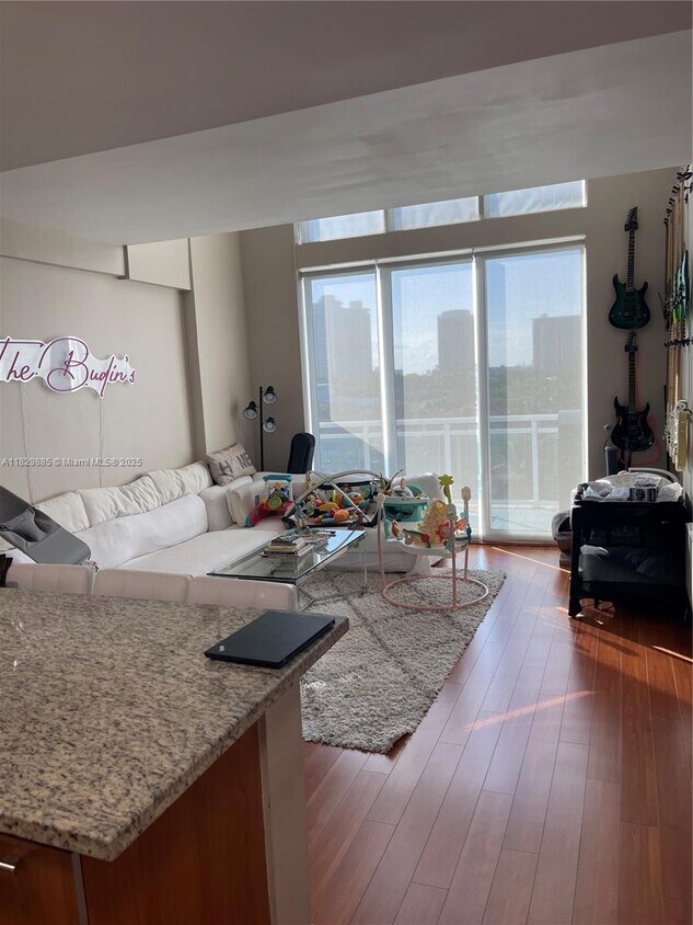 Foto principal - 3000 NE 188th St