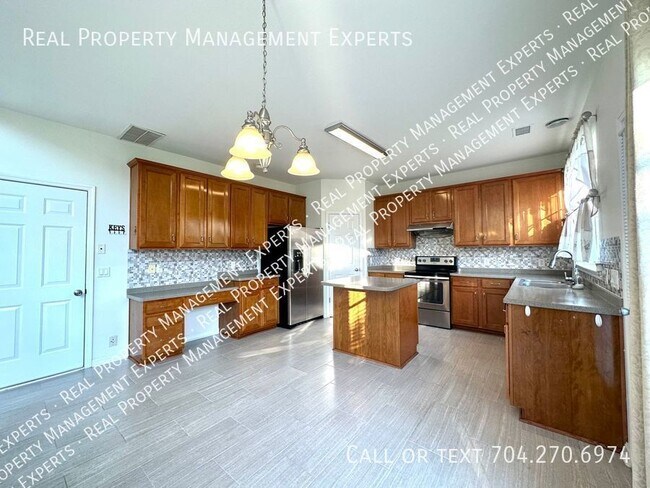 Building Photo - 4 Bed / 2.5 Bath Home on a Cul-de-sac in A...