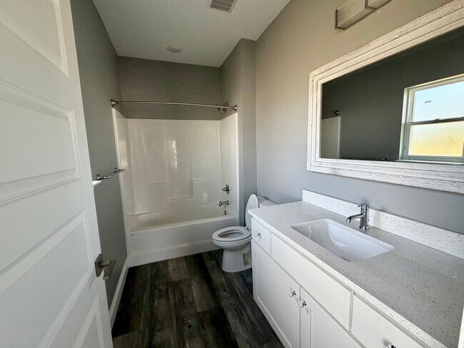 Foto del edificio - 4 bedroom 3 bath