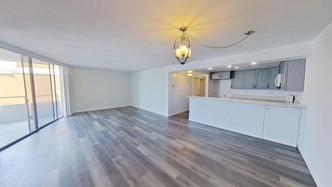 Building Photo - 2 Bedroom 2 Bath Home with an Amazing View...