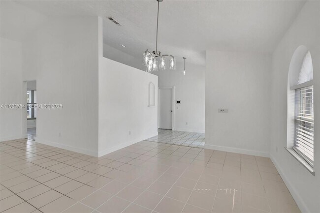 Building Photo - 1321 SE Airoso Blvd