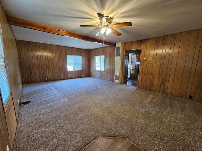 Building Photo - Charming 2 Bed, 1 Bath with Large Bonus Ar...