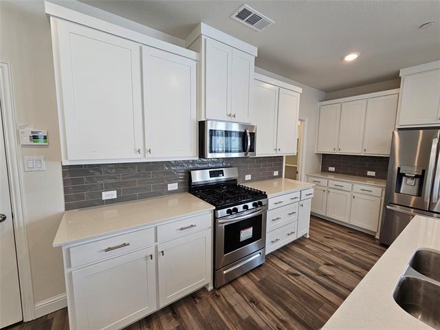 Building Photo - 2800 Jacaranda Dr