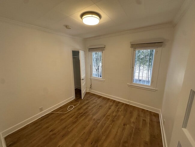 Building Photo - Fairview Heights Bungalow | 2 Bed / 1 Bath | Yard & Parking