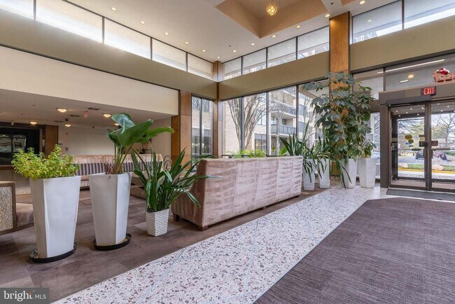 Foto del edificio - 3709 S George Mason Dr