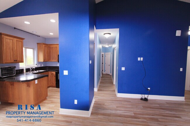 Building Photo - 586 Corinne Dr
