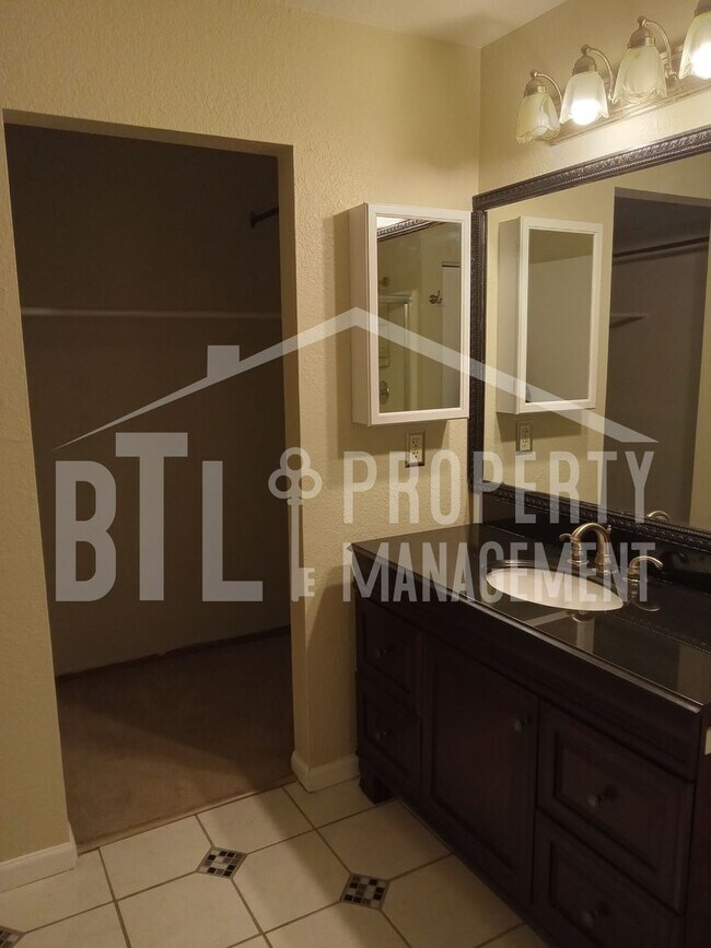 Foto del edificio - Three Bedroom House