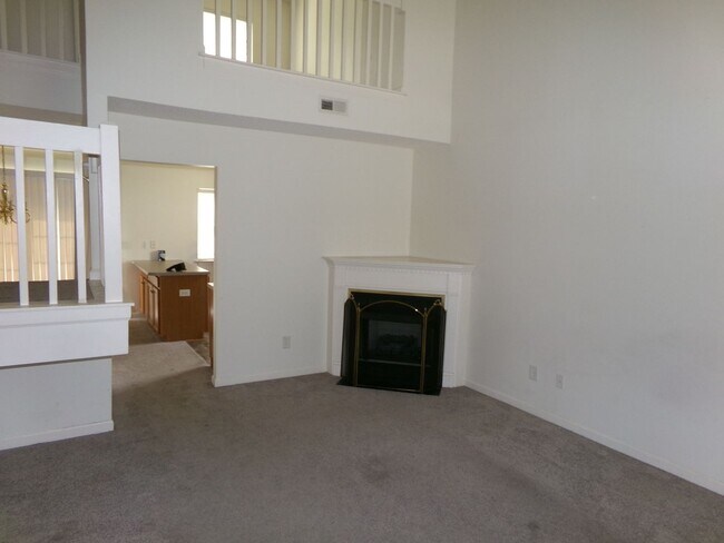 Foto del edificio - Greensboro Townhouse near Wendover Ave and I-40.