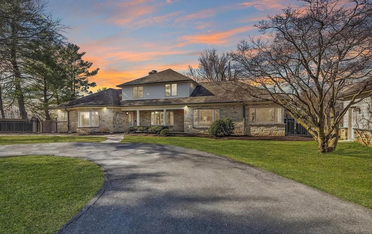 Primary Photo - Stunning 4 BR/3.5 BA Single-Family Home in...