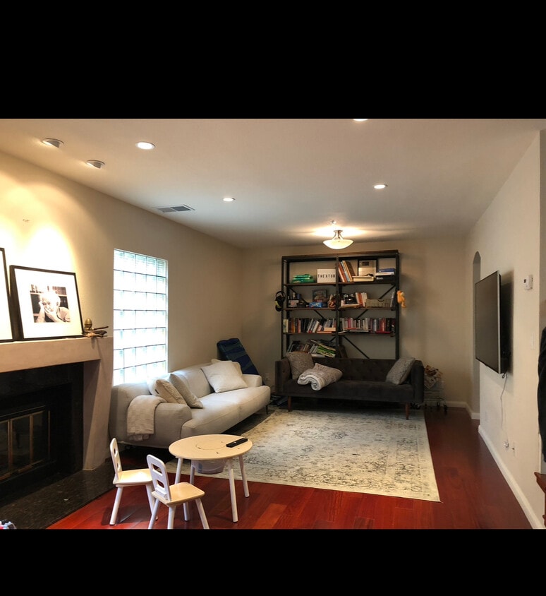 Primary Photo - 907 Cowper St