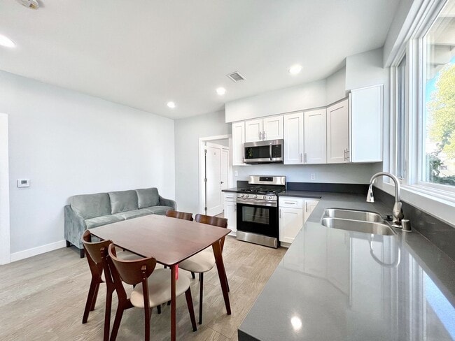 Photo - 2641 S Budlong Ave Apartment