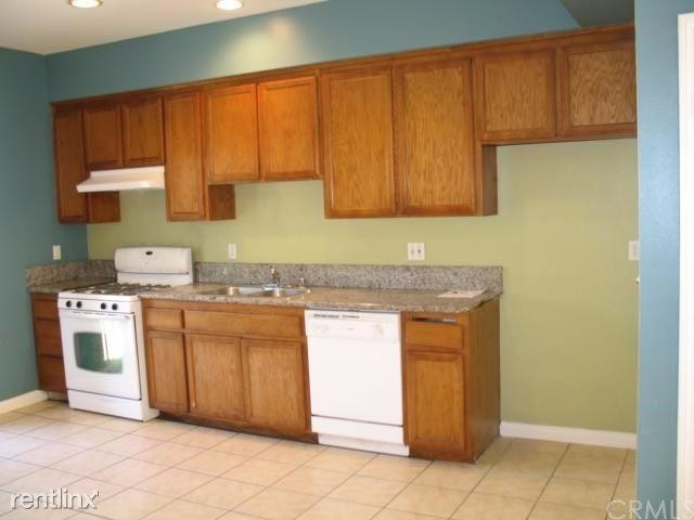 Kitchen - 7327 Bakman Ave