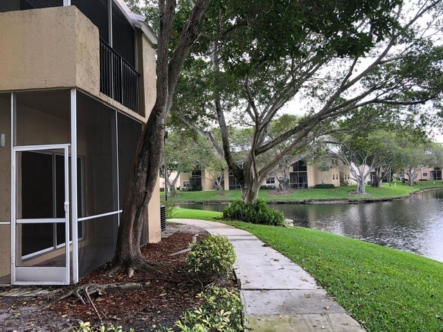 Foto del edificio - 660 Cypress Club Way