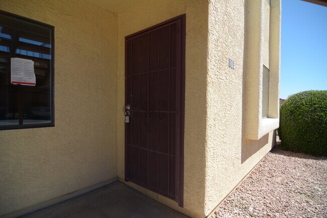 Building Photo - Modern 2 Bedroom 2 Bath Condo! Great East ...