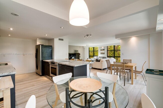 Building Photo - 1111 Crandon Blvd