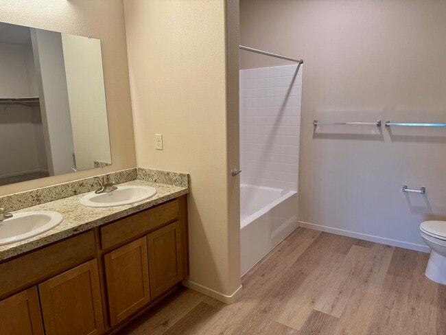 Baño principal de suites 2x2 - River Ranch Apartments