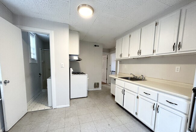 Building Photo - 103 Buttonwood St
