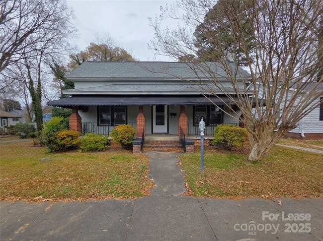 Foto del edificio - 222 W McCubbins St