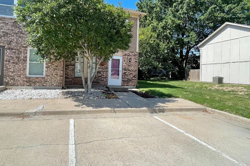Primary Photo - 727 SW Liggett Rd