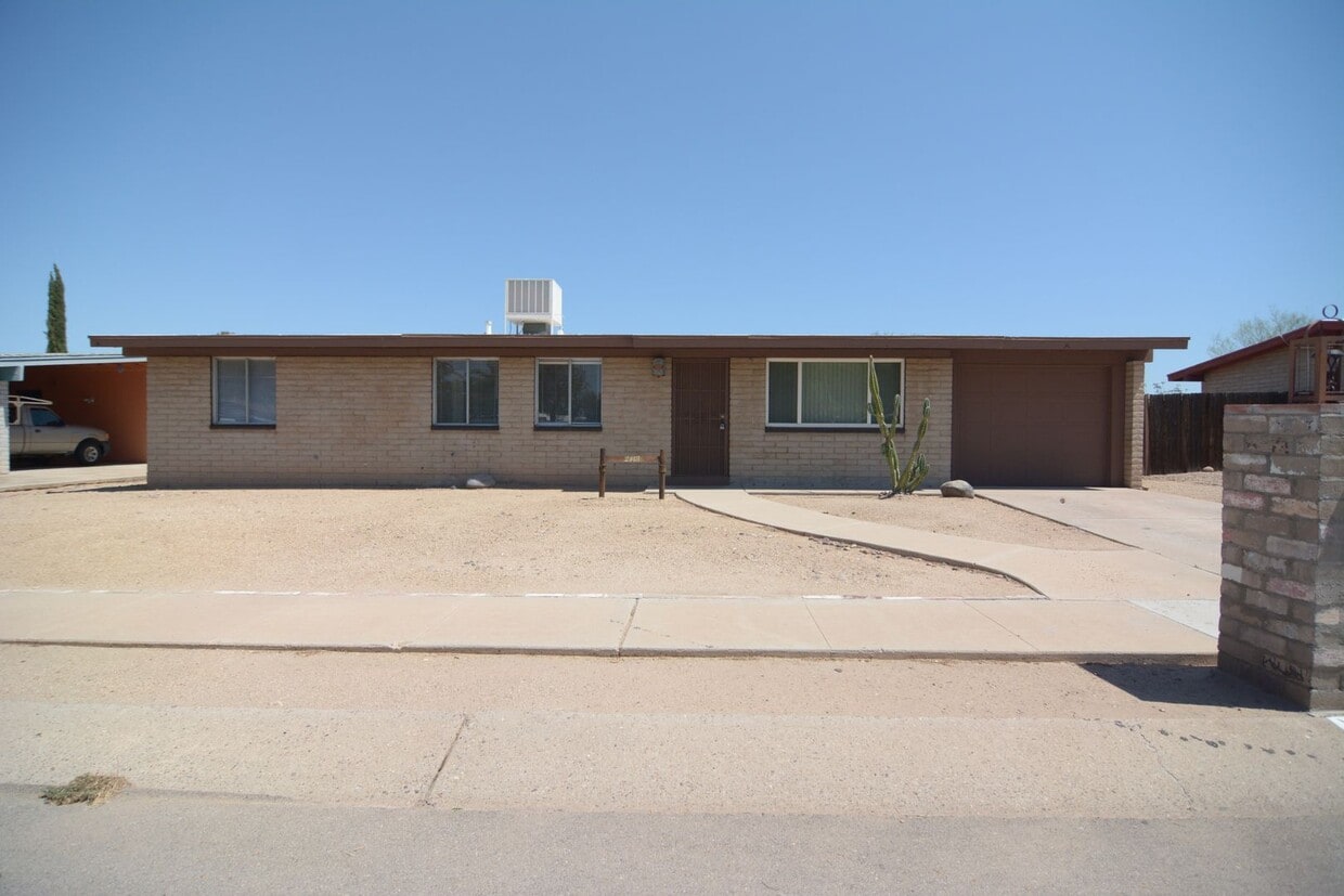 Charming 3 Bedroom 2 Bath House! Great Northwest Tucson Location - Charming 3 Bedroom 2 Bath House! Great Nor...