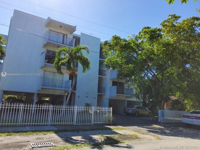 Foto del edificio - 1090 NE 129th St