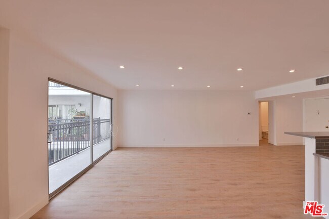 Foto del edificio - 136 S Palm Dr