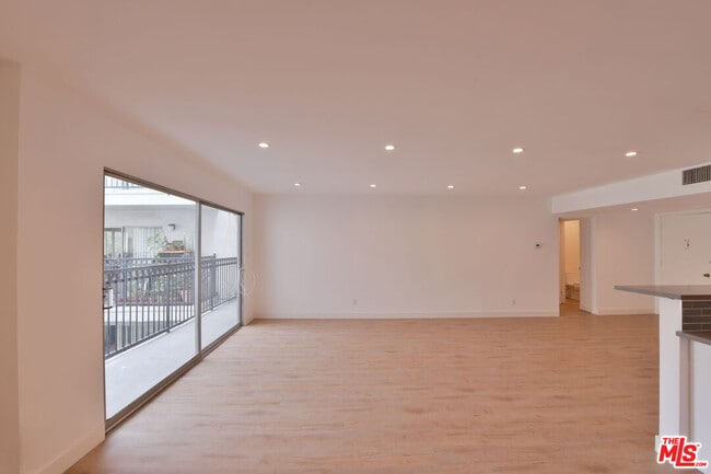 Building Photo - 136 S Palm Dr