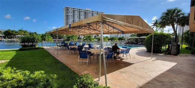 Foto del edificio - 220 Kings Point Dr