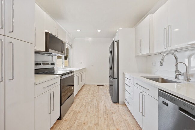 Building Photo - 75 Cos Cob Ave