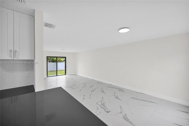Building Photo - 100 SW 7th St