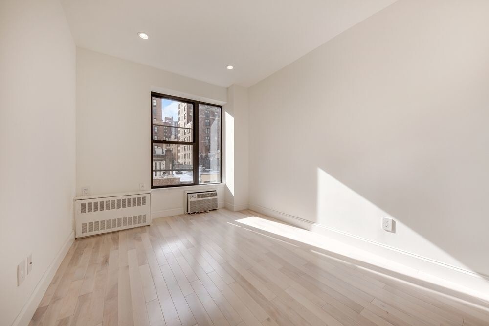 Foto principal - 114 E 40th St