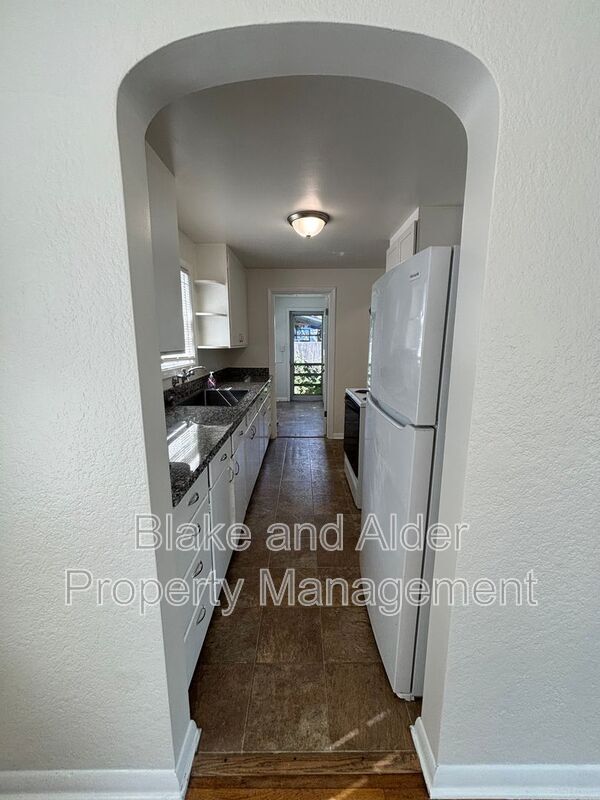 Building Photo - 656 Breys Ave NE