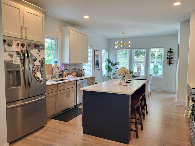 Building Photo - Furnished home in Lincoln Heights