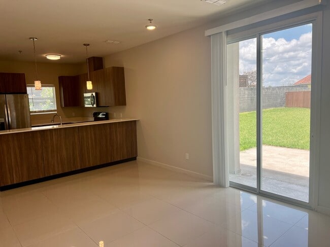 Building Photo - 1021 E La Cantera Ave