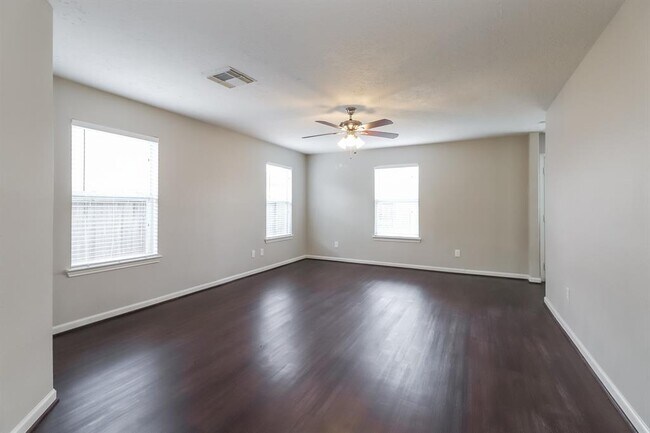 Building Photo - 21818 Hemlock Park Dr
