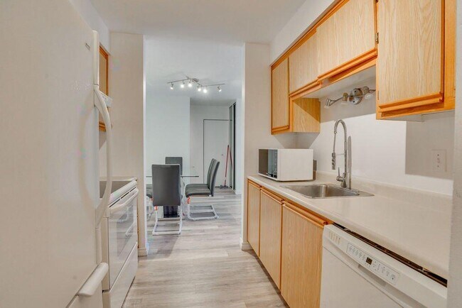 Building Photo - 240 Pl. des Sorbiers