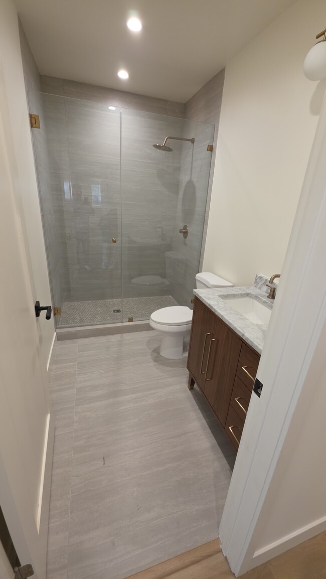 Building Photo - 458 S Roxbury Dr